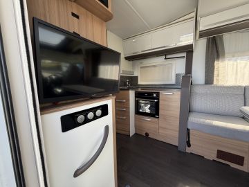 Adria MATRIX 600 DT Nav | Zonnepaneel | Hefbed